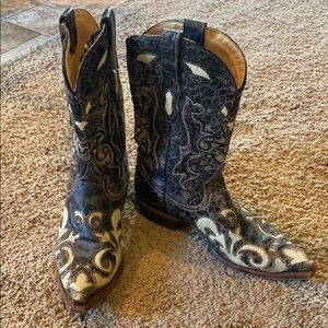 Corral black and cream pointed toe boots